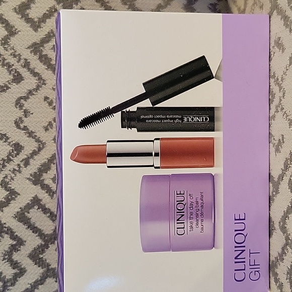 Clinique Bundle - Picture 2 of 8